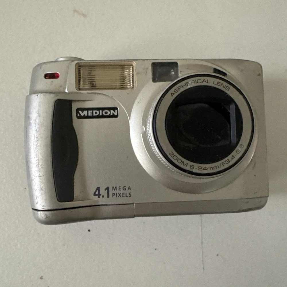 MEDION MD9725 Digital Camera 4.1MP 8–24mm Zoom Untested